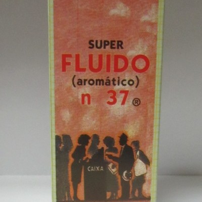 Caixa retangular com texto 'SUPER FLUIDO (aromático) n 37' e desenho de silhuetas junto a uma caixa
