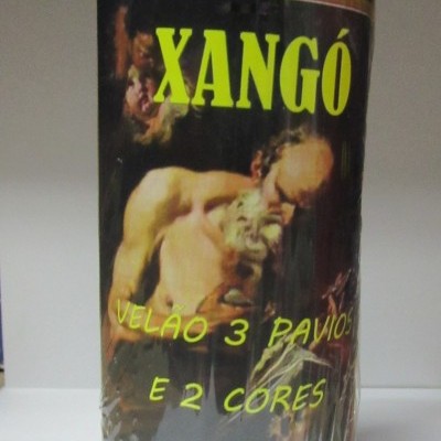 Vela grande com rótulo XANGÓ e texto sobre fundo preto