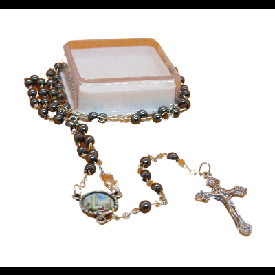 Rosário com contas pretas e cruz prateada em caixa branca