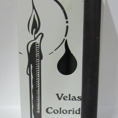 Vela preta cilíndrica ao lado de caixa branca com desenho de vela e texto