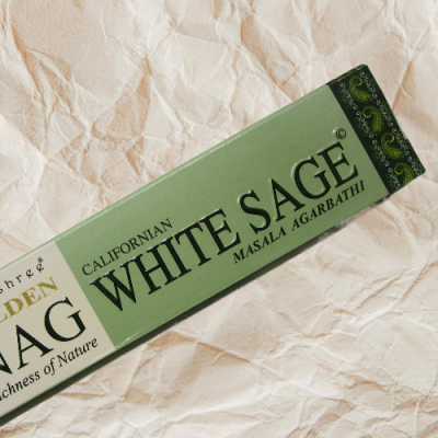 Embalagem de incenso Californian White Sage em papel reciclado, verde e creme