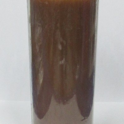 Vela castanha em copo de vidro transparente cilíndrico