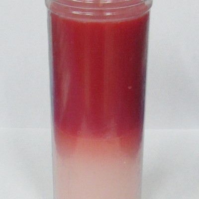 vela vermelha e branca em recipiente plástico transparente