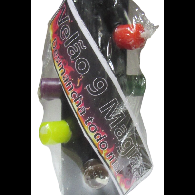 Embalagem de velas coloridas com etiqueta preta e texto em português