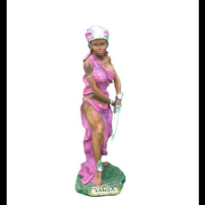 Estátua de mulher vestida de rosa segurando adaga com base verde e inscrição YANSA