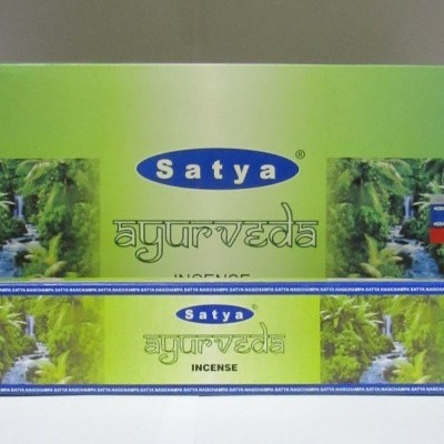 Caixas verdes de incenso Satya Ayurveda com imagens de natureza