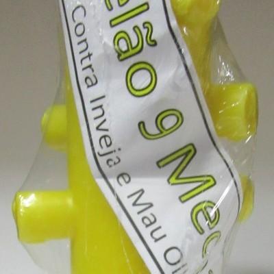 Vela amarela cilindrica com 9 mechas e etiqueta num embrulho plástico