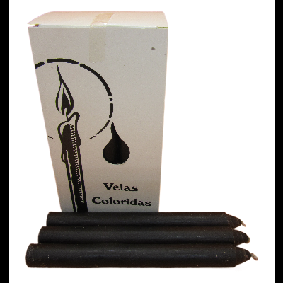 Caixa branca com velas coloridas e cinco velas pretas
