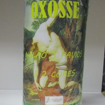 Cilindro verde embalado com pavios para velas da marca OXOSSE com ilustração e texto amarelo