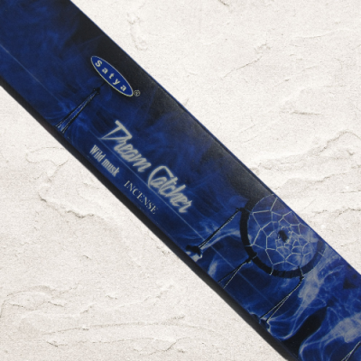 Caixa azul escuro de incenso com apanhador de sonhos e texto promocional