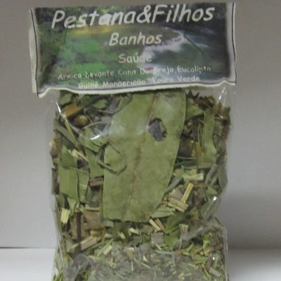 Pacote plástico com mistura de ervas secas rotulado para banhos e saúde.