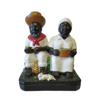 Estatueta decorativa de casal tradicional sentados com gato branco