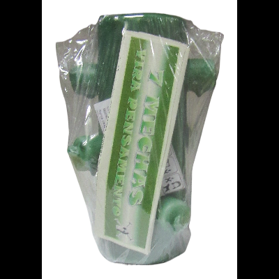 Caneca de cerâmica verde com padrões brancos embalada em plástico transparente com etiqueta visível.