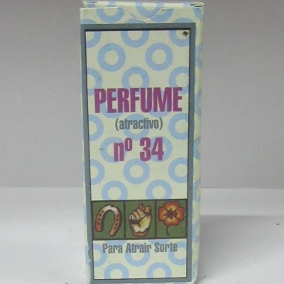 Caixa de perfume número 34 com design azul claro, texto roxo e imagens de ferradura, punho e flor