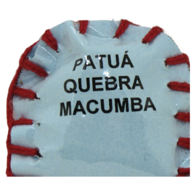 Patuá branco com bordas vermelhas e texto preto