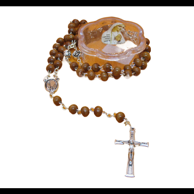 Rosário de contas marrons com crucifixo prateado e caixa transparente com imagem