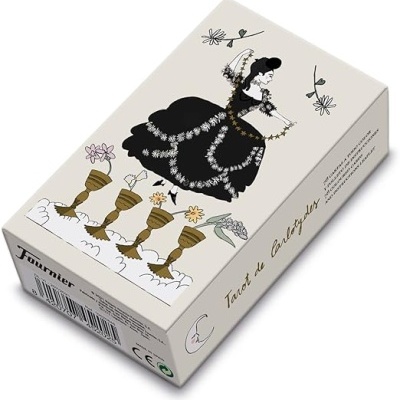 Embalagem de baralho de Tarot com figura feminina em vestido preto e quatro taças douradas