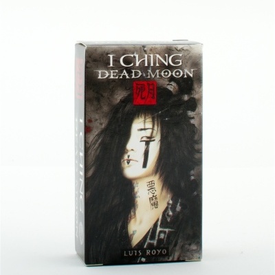 Caixa de produto com arte de figura feminina e texto I CHING DEAD MOON