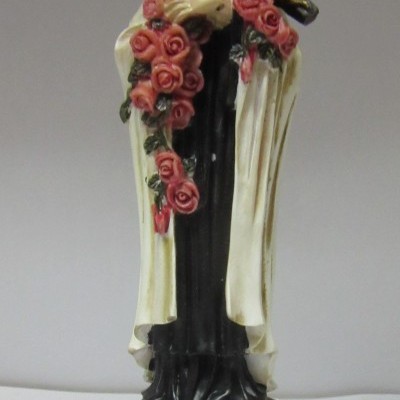 Estátua de S. Teresinha com guirlanda de rosas e base em madeira