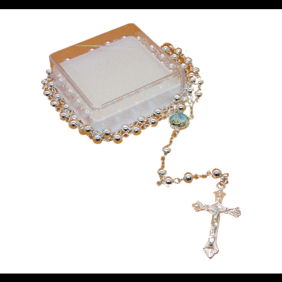 Colar em forma de rosário com contas peroladas e cruz dourada