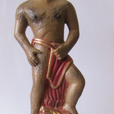 Estátua decorativa de homem nu com tecido vermelho e base preta
