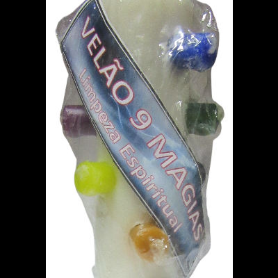 Vela branca cônica com pedras coloridas e etiqueta 'VELÃO 9 MAGIAS Limpeza Espiritual'