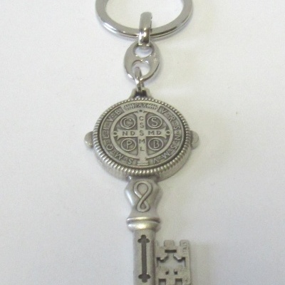 Porta-chaves metálico formato chave antiga com medalhão cruz e letras