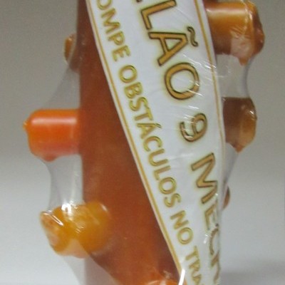 Velão castanho com pontos salientes e rótulo branco com texto dourado