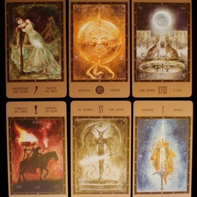 Seis cartas de tarot com ilustrações e texto multilingue