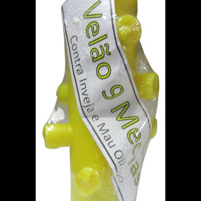 Vela amarela com rótulo indicando proteção contra inveja e mau olhado