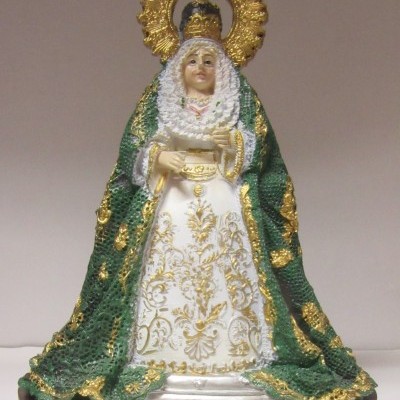 Estátua da Virgem de La Macarena com vestido branco e manto verde ornamental.