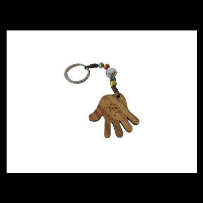 Porta-chaves de madeira em forma de mão com contas coloridas e corrente metálica.
