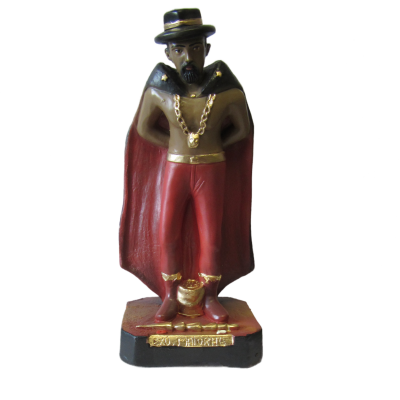 Estátua resinada de homem com capa vermelha e chapéu preto