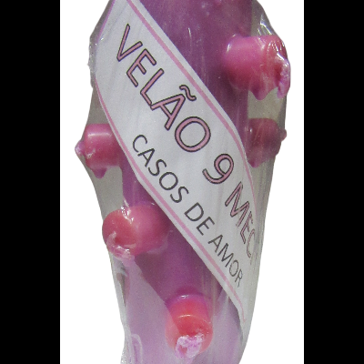 Vela rosa com nós e rótulo 'VELÃO 9 ME CASOS DE AMOR' embalada em plástico.