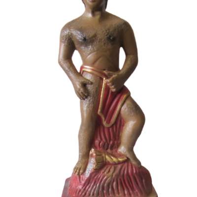 Estátua de homem nu com cinto vermelho e base vermelha e dourada