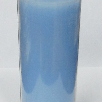 Vela azul em recipiente cilíndrico transparente com pavio branco