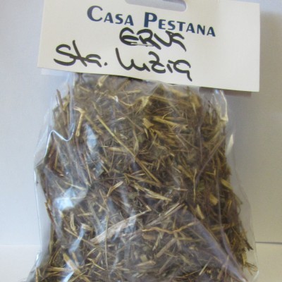 Embalagem de erva seca com rótulo branco e texto preto