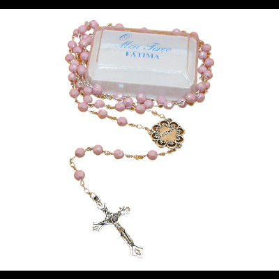 Terço rosa claro com cruz prateada e caixa branca com texto azul