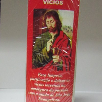 Vela branca grande com rótulo vermelho e imagem de São João Evangelista para rituais contra vícios