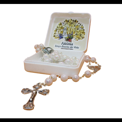 Terço com contas pérola e cruz em caixa branca com texto Fátima Terço Árvore da Vida