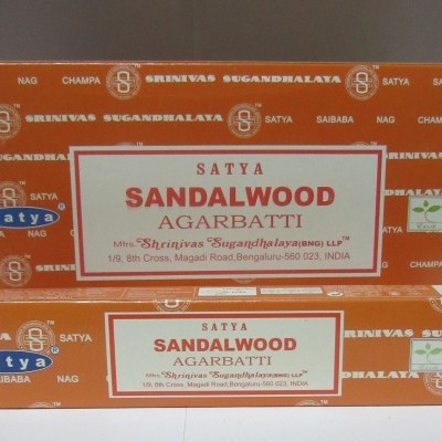 Caixas de incenso Satya Sandalwood Agarbatti laranja com texto e logótipos