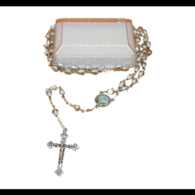 Colar de rosário com contas peroladas e crucifixo prateado