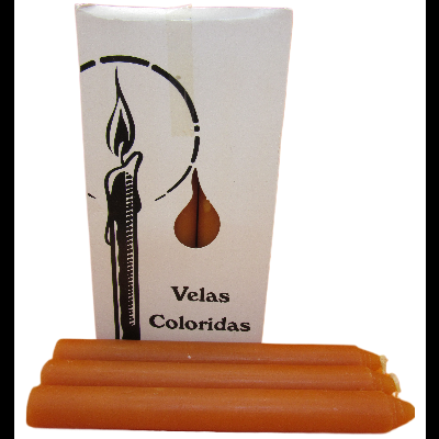 Caixa branca de velas coloridas com quatro velas castanhas