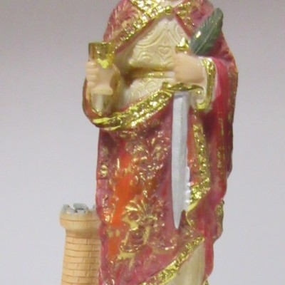 Estátua decorativa de S. Bárbara com manto dourado e vermelho, espada e cálice
