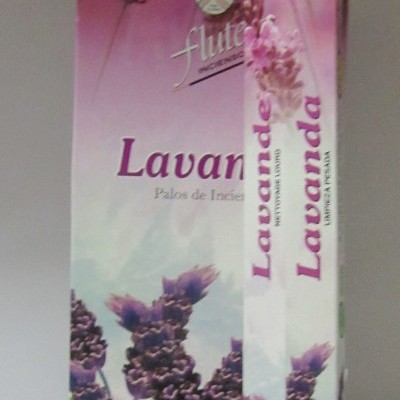 Embalagem de incenso lavanda com flores lilases e texto em rosa e lilás