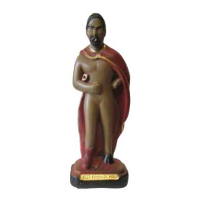 Estátua de figura masculina com capa vermelha e placa dourada na base