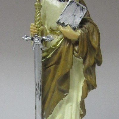 Estátua de São Paulo segurando espada e tábua com base inscripta