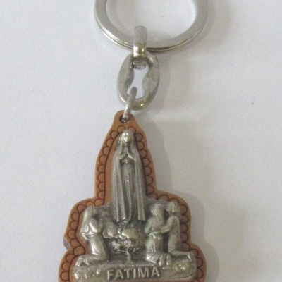 Chaveiro com pendente metálico religioso e base castanha decorativa