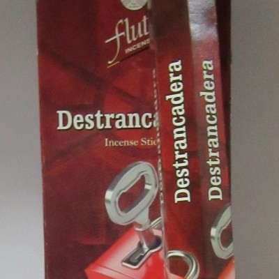 Pacote de incenso vermelho com imagem de chave e fechadura e texto 'Destrancadera'.