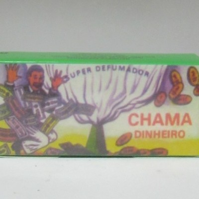 Caixa verde com etiqueta ilustrada e texto SUPER DEFUMADOR CHAMA DINHEIRO